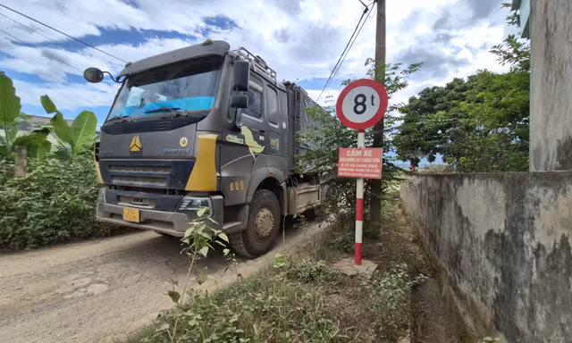 Xe trọng tải lớn liên tục chạy qua đường dân sinh, bụi cuốn mù mịt