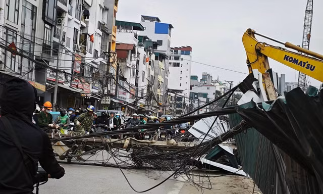 Hà Nội: Cột điện bất ngờ đổ chắn ngang đường La Thành