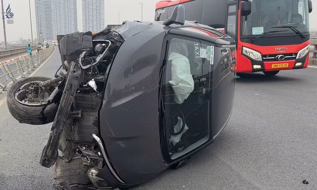 Hà Nội: Tài xế taxi buồn ngủ đâm đổ rào chắn phân làn, ô tô lật nghiêng