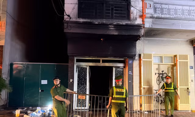 Hà Nội: Cháy nhà trên đường Hồng Hà, 5 người mắc kẹt được đưa ra ngoài an toàn 