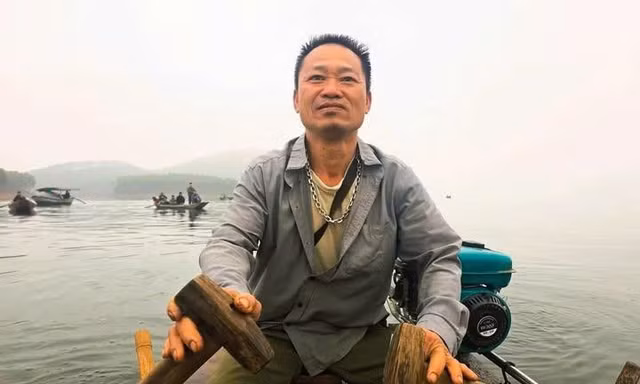 Người hùng Hà Ngọc Sơn đã dũng cảm cứu 6 người thoát nạn trong vụ chìm tàu ở hồ Thác Bà tối 21/2. Ảnh: Trần Thanh