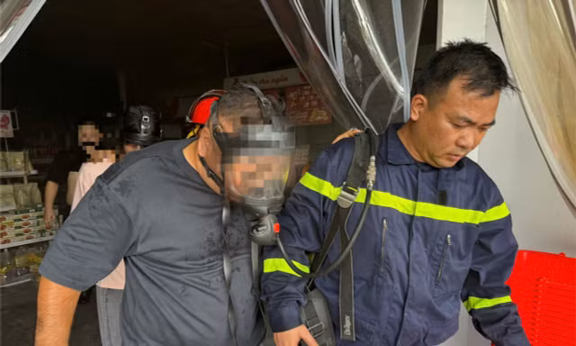 Bốn người thoát nạn trong vụ cháy siêu thị mini ở Hà Nội
