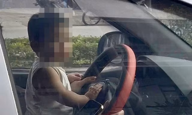Hà Nội: Cảnh sát làm việc với người phụ nữ vừa ôm con vừa lái xe ô tô