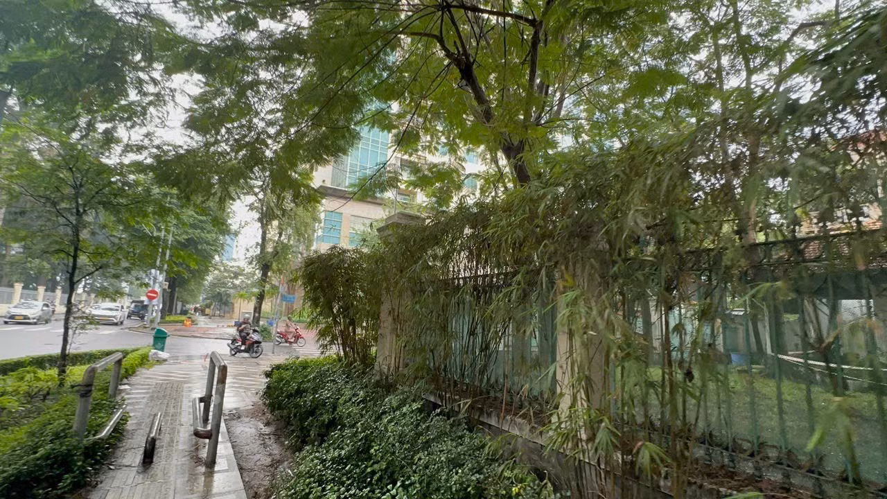 Đáng chú ý, ngay trước thời điểm ký kết hợp đồng đầu tư, bà Trương Ngọc Ánh cùng N.M.H. (SN 1964, ngụ phường Tân Định) đã đứng tên cá nhân mua khu đất của 4 hộ dân với giá 7.917 lượng vàng, thấp hơn nhiều so với giá trị 12.917 lượng vàng được kê trong hợp đồng đầu tư.