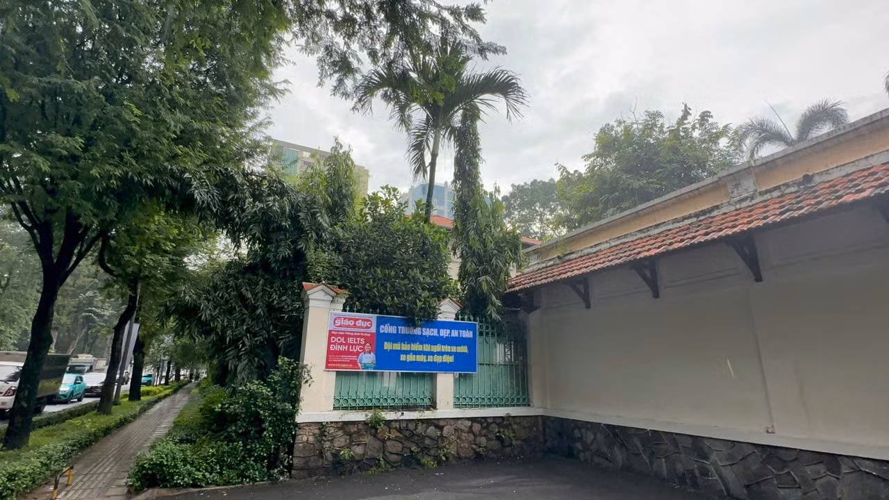 Sau đó, VietinBank hoán đổi đất với TPHCM. Tháng 12/2007, UBND TPHCM đã ban hành quyết định thu hồi khu đất này để mở rộng Trường THPT Lê Quý Đôn, đồng thời chi trả hơn 26,1 tỷ đồng bồi thường cho 4 hộ dân.