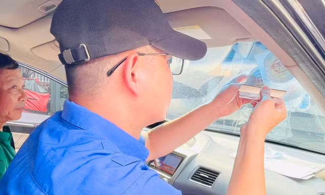 Đề xuất chuyển quy trình cấp đổi giấy phép, phù hiệu ô tô qua VNeID 