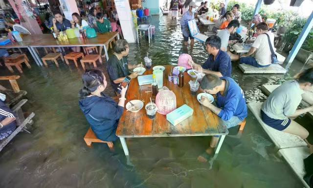 Lý do một nhà hàng bị ngập lụt gây sốt toàn thế giới