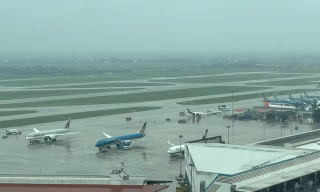 Mưa dông làm gián đoạn hoạt động nhiều sân bay miền Bắc