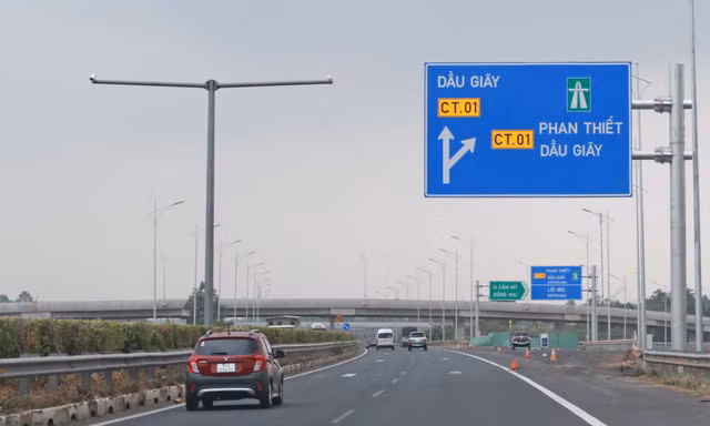 Thí điểm phân làn, giảm tốc xe chạy cao tốc Phan Thiết - Dầu Giây
