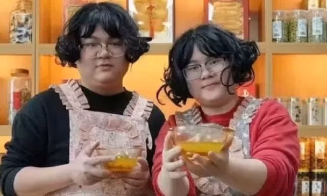 Cặp vợ chồng giống nhau như 2 giọt nước, cộng đồng mạng đến tận nơi 'xem' 