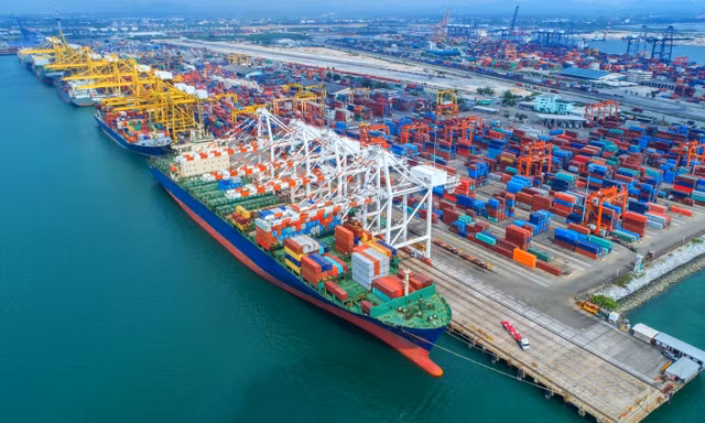 Cảng biển Việt Nam vươn tầm thế giới