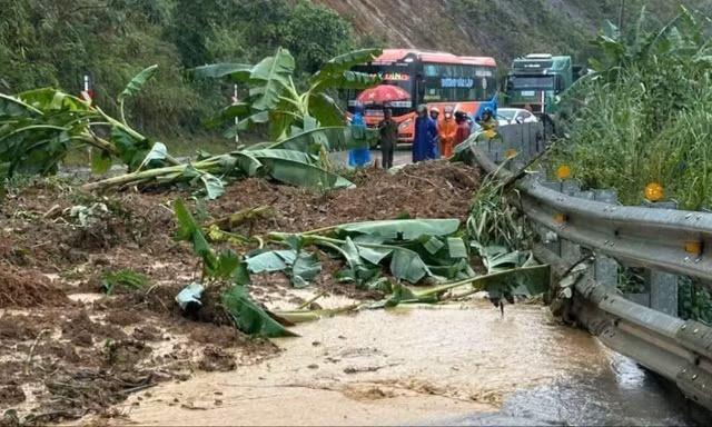  Tắc hoàn toàn nhiều đoạn đường qua Đà Nẵng, Quảng Ngãi 