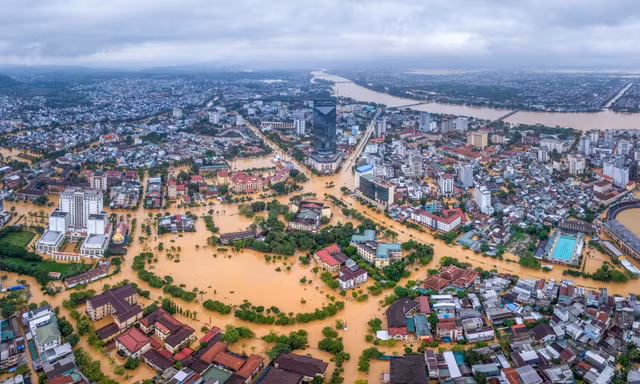 11 ngày đêm miền Trung vật lộn với lũ, sạt lở và bão tàn phá 