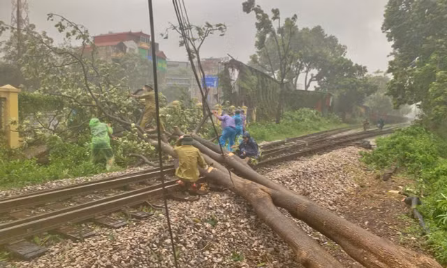 Dừng nhiều chuyến tàu, hoàn vé cho khách ảnh hưởng bão Bualoi