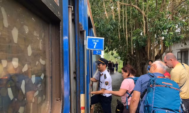 Đường sắt tê liệt vì mưa bão, hàng nghìn khách đi tàu phải chuyển sang ô tô