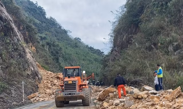 Lưu ý quan trọng với tài xế lái xe trên quốc lộ 6 bị sạt lở 