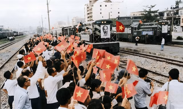 Lần đầu tiên có bộ ảnh màu Bác Hồ đi chuyến tàu đặc biệt cách đây 79 năm 