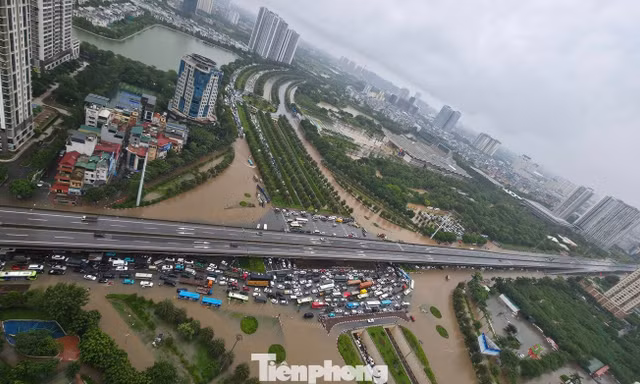 Thấy gì từ việc Hà Nội bị 'nhấn chìm' sau trận mưa lớn? 