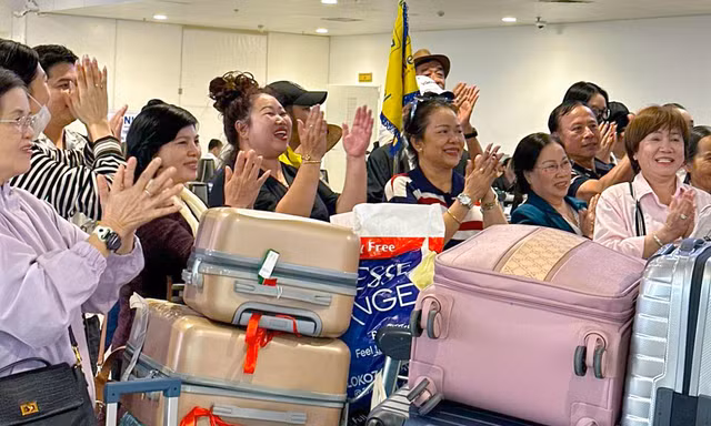 Khách Việt từ Trung Đông vỡ òa khi máy bay hạ cánh Nội Bài 