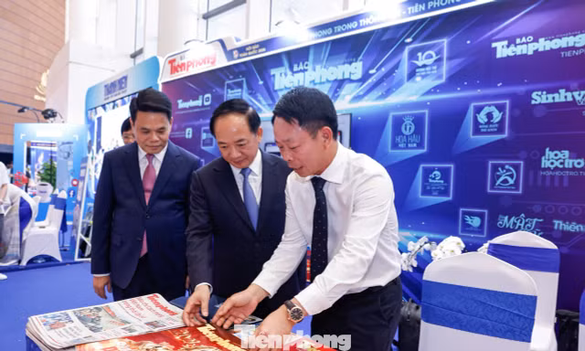 Gian hàng Hội Báo toàn quốc 2026 hút khách với công nghệ và sắc màu