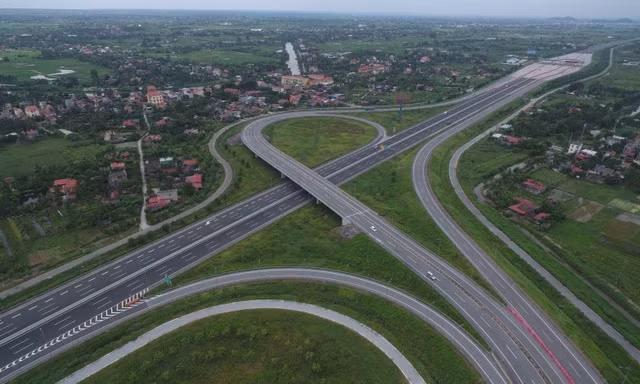 Đề xuất 'lên đời' nhiều tuyến đường huyết mạch