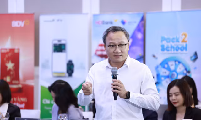 Hành khách đi tàu metro số 1. Ảnh: Duy Anh