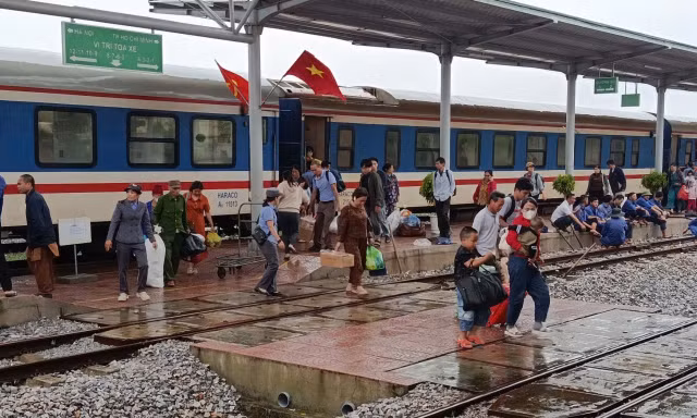 Đường sắt qua miền Trung tê liệt 