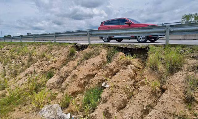 Khắc phục xói lở nguy hiểm trên cao tốc Vĩnh Hảo - Phan Thiết