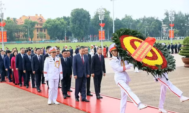 Ban Chấp hành Trung ương Đảng vào Lăng viếng Chủ tịch Hồ Chí Minh 