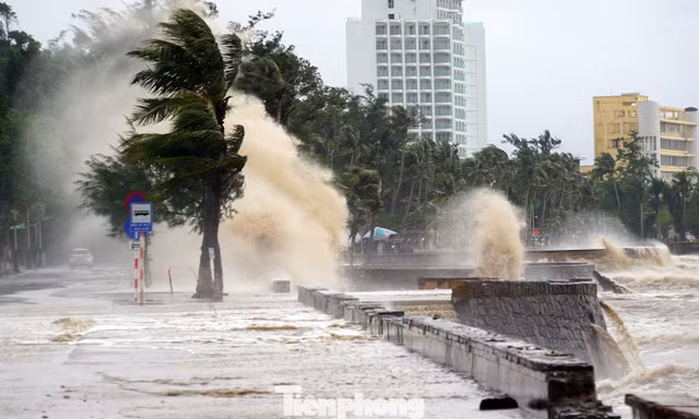 Bão số 10 di chuyển thần tốc, Bộ Xây dựng lệnh ứng phó khẩn