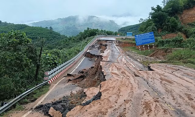 Mưa lũ 'chia cắt' Trung Bộ: Ray đường sắt treo lơ lửng, nhiều quốc lộ đứt gãy