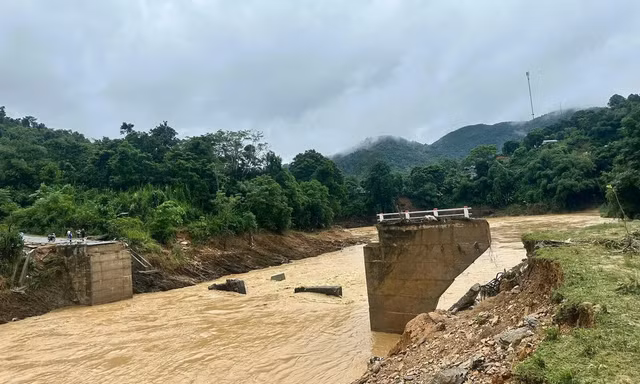 Quốc lộ, cao tốc từ Nghệ An đến Huế hư hại nặng sau bão Bualoi