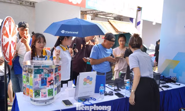 Ngày thẻ Việt Nam 2025: Xuất hiện danh thiếp thông minh, nhẫn thanh toán 