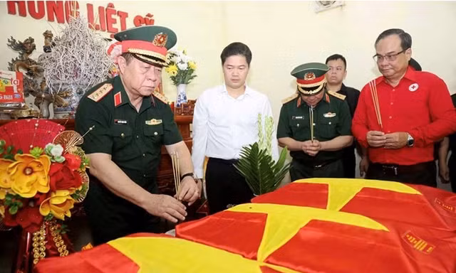 Chủ nhiệm Tổng cục Chính trị thăm, tặng quà tại Tuyên Quang 