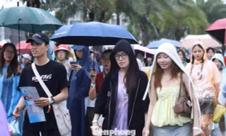 Hàng vạn khán giả đội mưa đến xem 33 anh tài 