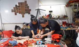 Phụ kiện cờ Tổ quốc bán 'cháy hàng'