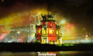 Mãn nhãn màn trình diễn 3D mapping rực sáng mặt nước Hồ Gươm