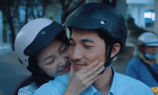 Tái xuất điện ảnh sau 7 năm, Tam Triều Dâng xuất hiện tình tứ bên cạnh Thị đế của 'Kim Chung' Liên Bỉnh Phát