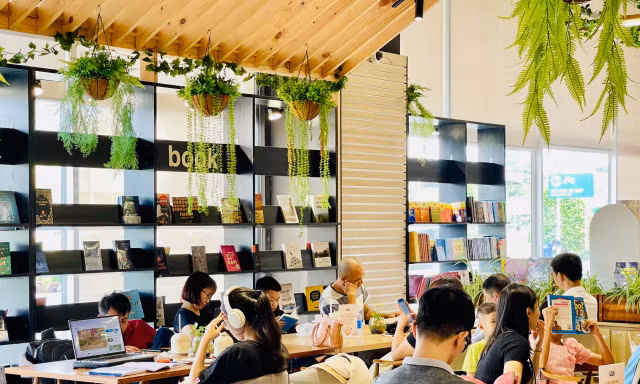 Nắng nóng kỷ lục, giới trẻ tìm đủ mọi cách để chống chọi