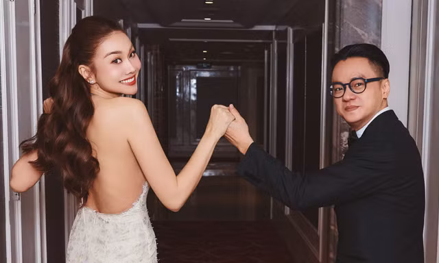 Đeo trang sức hàng tỷ đồng, Thanh Hằng được ông xã Trần Nhật Minh 'hộ tống' đi nhận giải thưởng