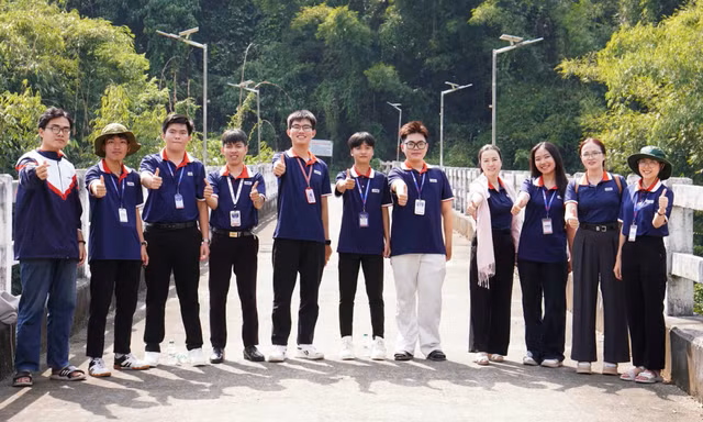 Sinh viên phân hiệu Học viện Hành chính và Quản trị công TP. HCM mang Xuân đến sớm nơi vùng biên cương