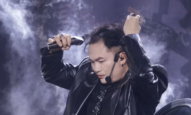 Khán giả 'sốc' khi NSƯT Đại Nghĩa bất ngờ tự cạo tóc ngay trên sân khấu 'Anh trai vượt ngàn chông gai'