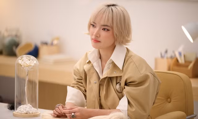 Vừa xuất hiện ấn tượng tại Times Square, Châu Bùi gây xúc động khi nghe Phùng Khánh Linh chia sẻ về biến cố gia đình