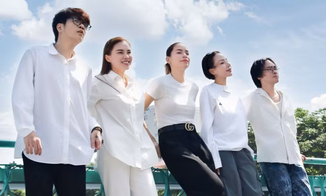 Hồ Ngọc Hà hội ngộ các tên tuổi đình đám viết tiếp câu chuyện yêu thương trong những ngày cận Tết Bính Ngọ