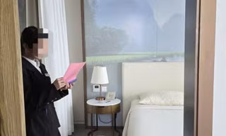 Nhân viên FLC Sầm Sơn đang giới thiệu căn hộ cho khách thuê