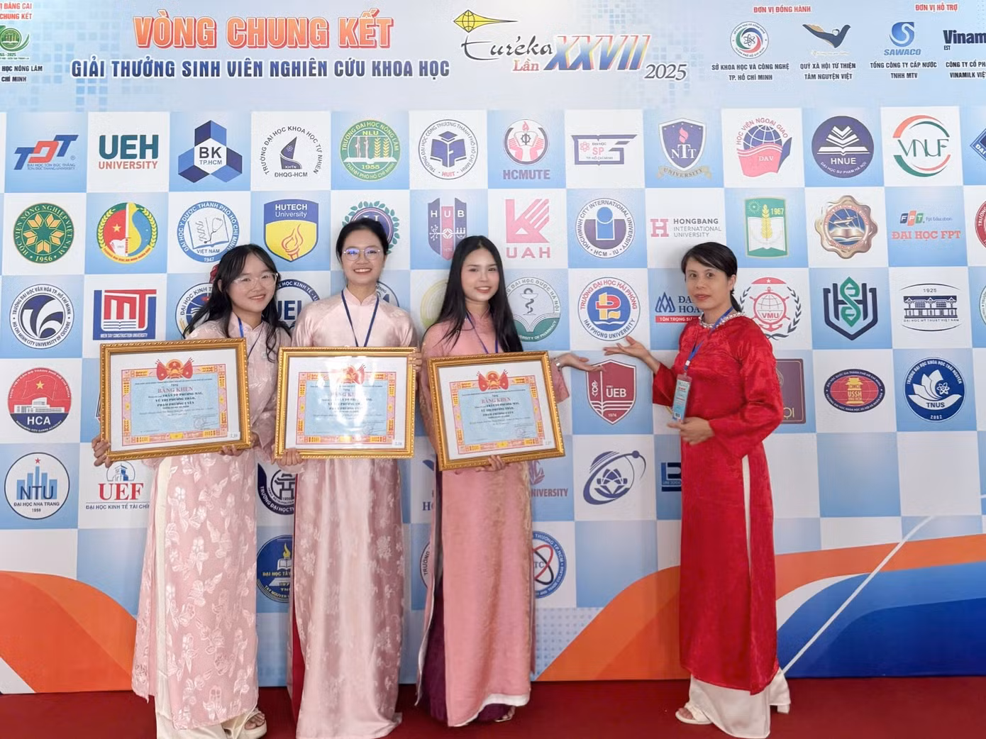 4-t12-2025-anh-nhom-nckh-nhan-bang-khen-giai-khuyen-khich-nckh-eureka-2025.jpg