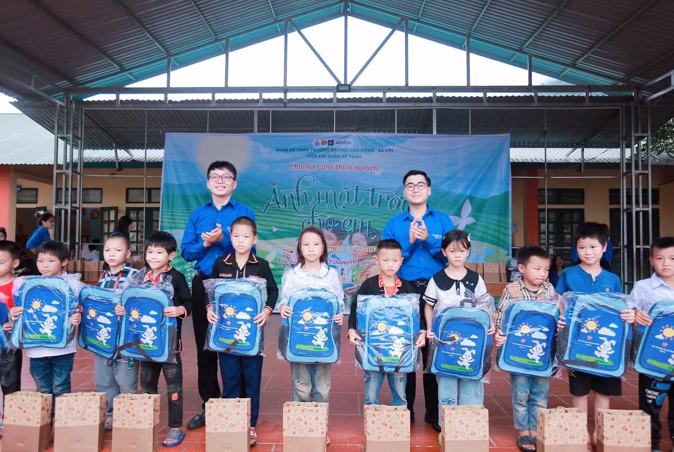 Bùi Mạnh Hùng trao quà cho học sinh Trường Tiểu học Phong Dụ Thượng trong chương trình tình nguyện “Ánh mặt trời cho em”.