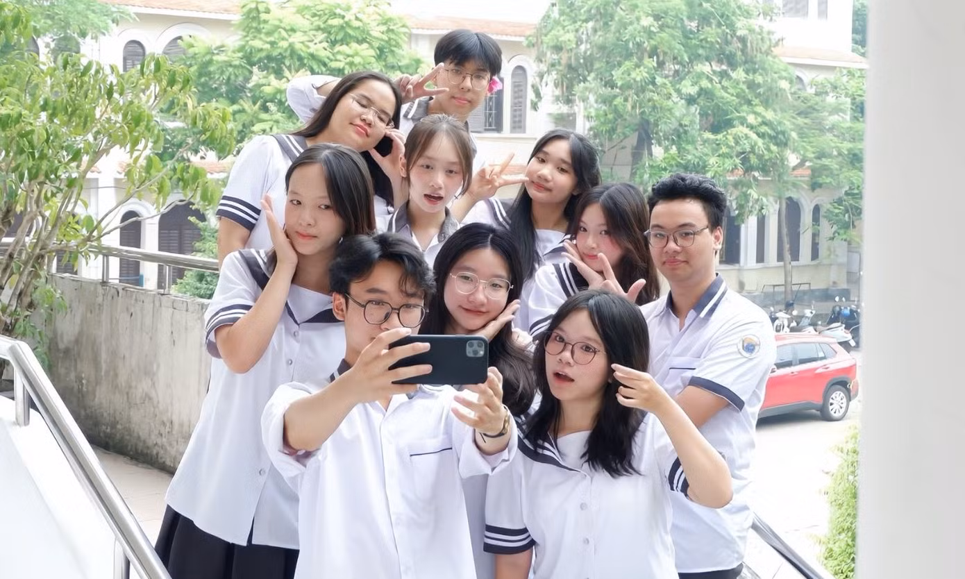 2-nhom-ban-than-tranh-bien.jpg