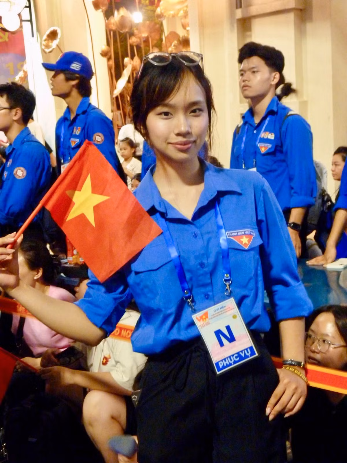 Nguyễn Minh Ánh (sinh viên Trường Đại học Ngoại thương) tham gia hỗ trợ cho Lễ diễu hành với vai trò tình nguyện viên.