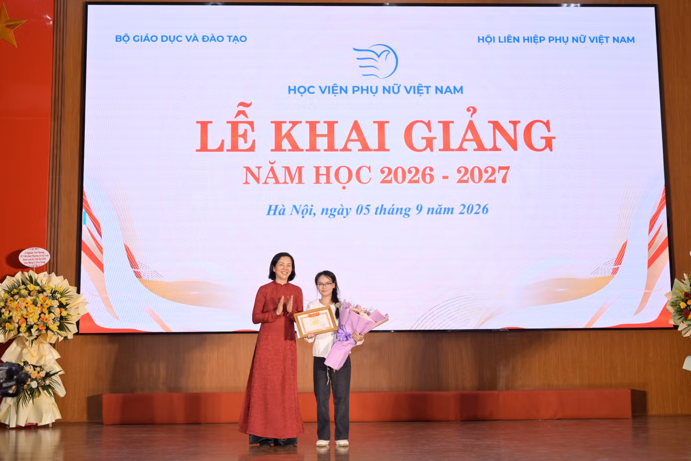 dong-chi-nguyen-thi-minh-huong-pho-chu-tich-hoi-lien-hiep-phu-nu-viet-nam-trao-hoc-bong-cho-sinh-vien-nong-thi-bong-nganh-kinh-te-so-dat-thu-khoa-dau-vao-nam-2026.jpg